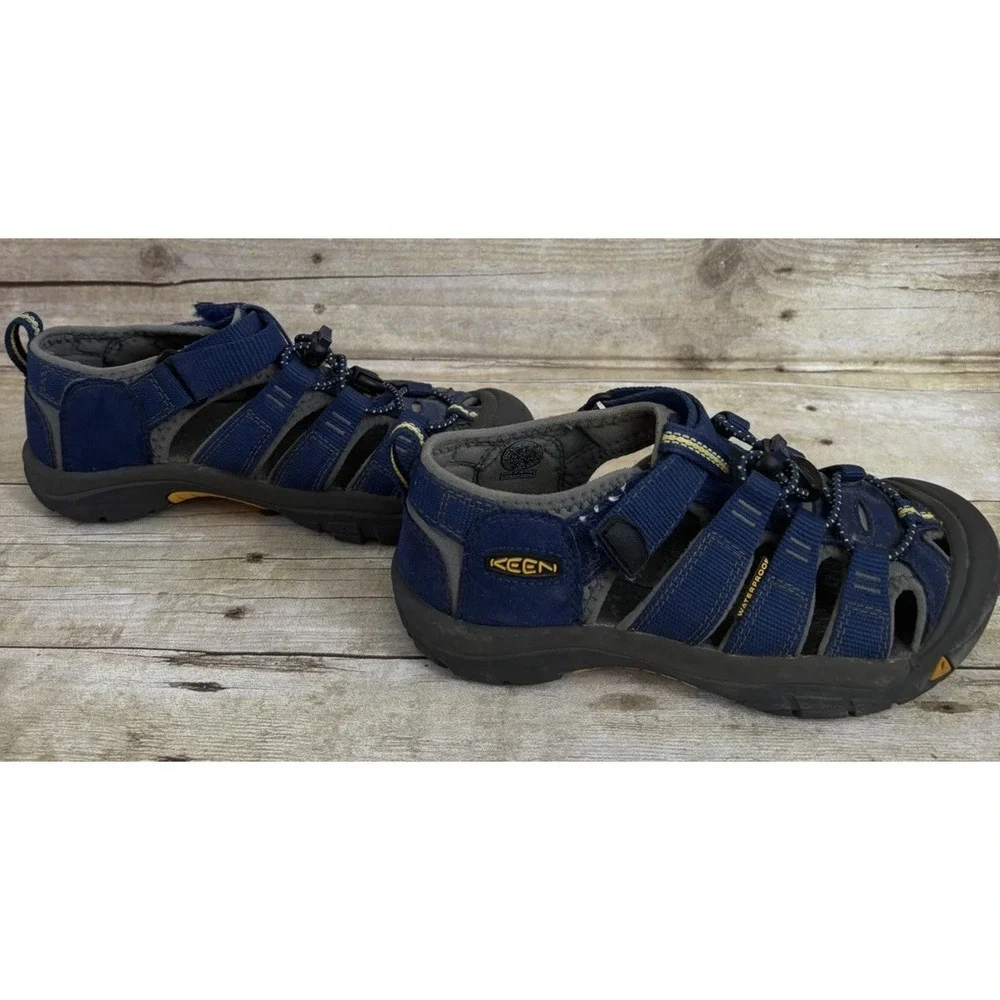 Keen Newport H2 Sandal youth Size 2 Blue  Navy Outdoors Hiking Adjustable Strap